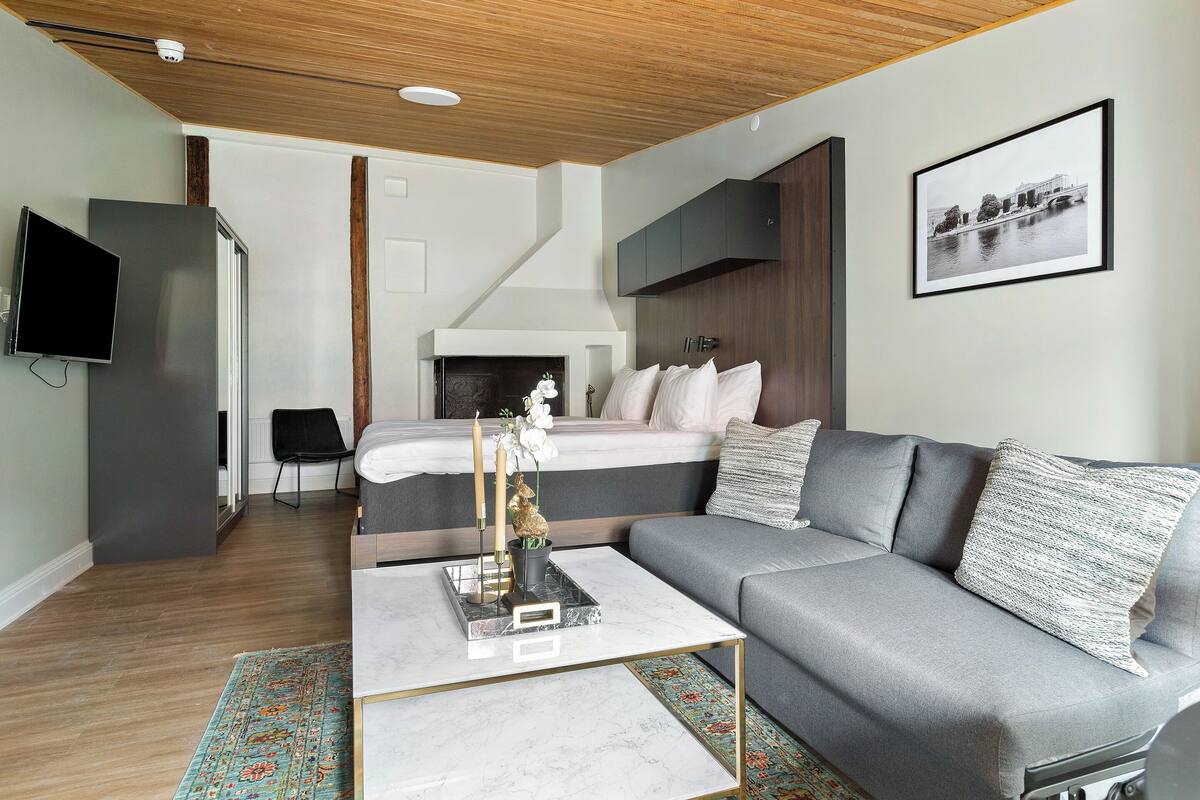 King Studio with Sofa Bed | Skrivebord for bærbar PC, lydisolert, wi-fi (inkludert) og sengetøy