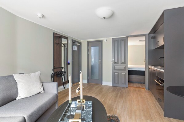 Standard Apartment | 起居區 | 43-吋電視，提供有線頻道