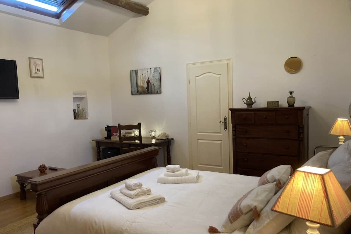 Travel cot, free WiFi