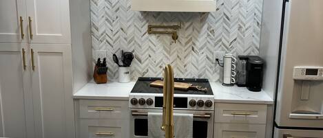 Kjøleskap, mikrobølgeovn, ovn og kokeplater