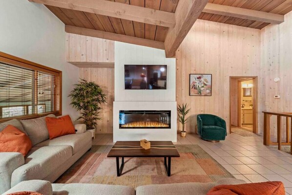 TV connectée, cheminée, baby-foot, table de tennis de table