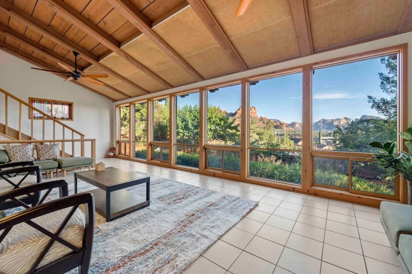 Smart TV, chimenea, futbolito y tenis de mesa 