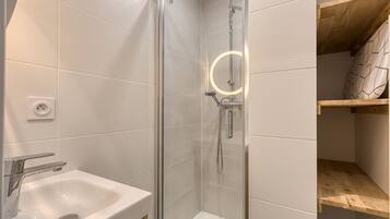 SĂšche-cheveux, serviettes fournies