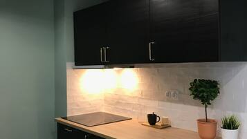 Een koelkast, een microgolfoven, een koffiezetapparaat/waterkoker