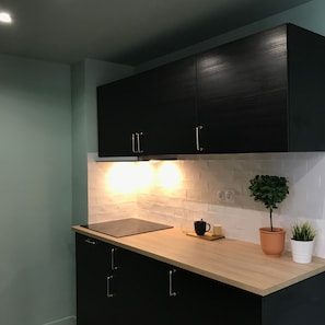 Refrigerador, microondas, cafetera y tetera y tetera eléctrica 