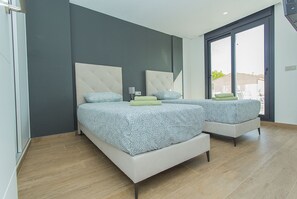4 bedrooms, iron/ironing board, free WiFi, bed sheets