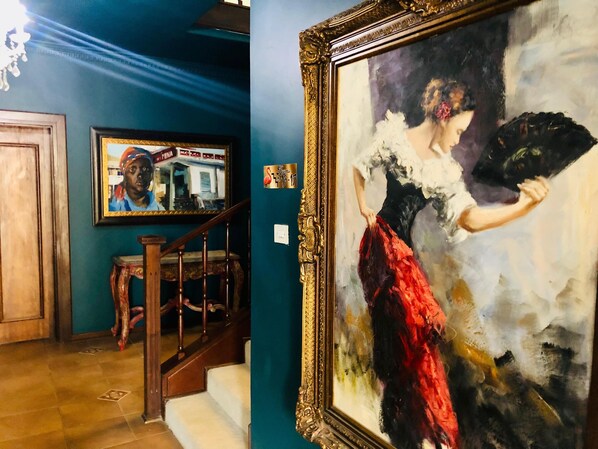 Una escalera con barandilla de madera y pared azul.