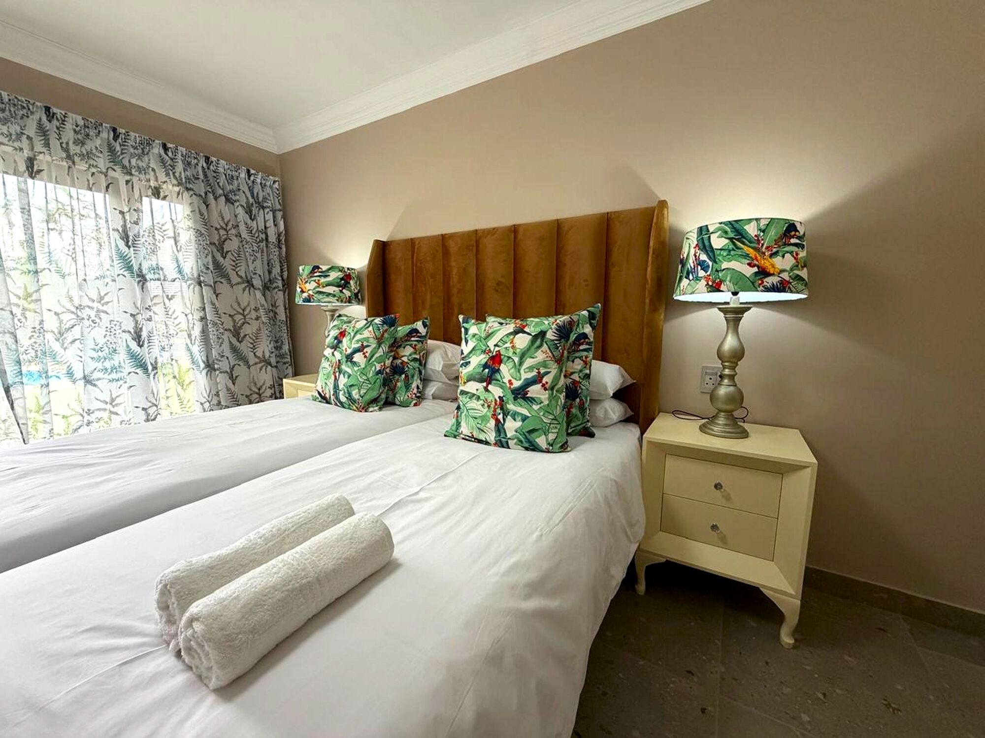 Superior Twin kamer, 2 eenpersoonsbedden, terras, uitzicht op zwembad | Een minibar, individueel gedecoreerd, individueel gemeubileerd