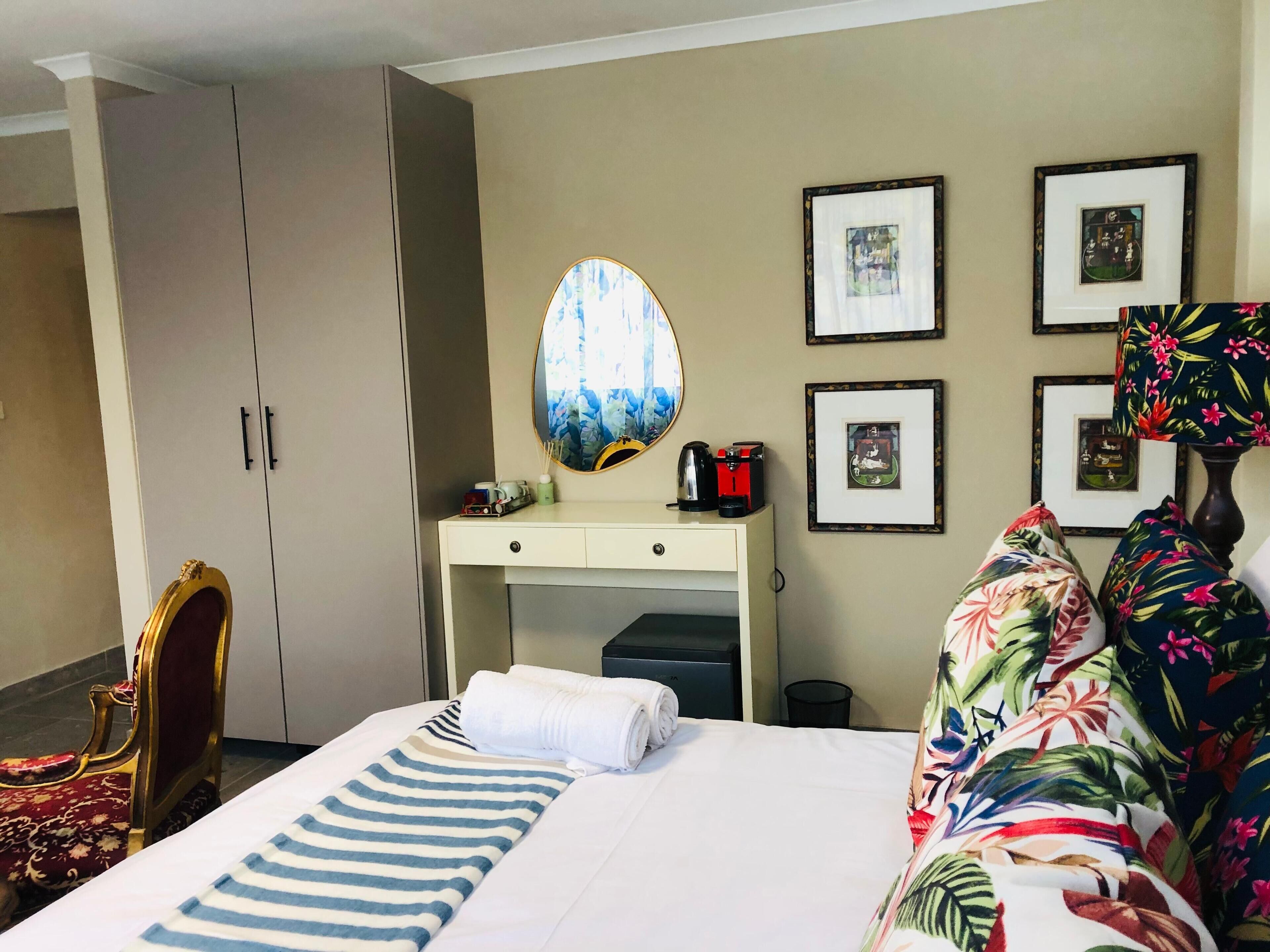 Deluxe kamer, 2 eenpersoonsbedden, uitzicht op tuin | Een minibar, individueel gedecoreerd, individueel gemeubileerd