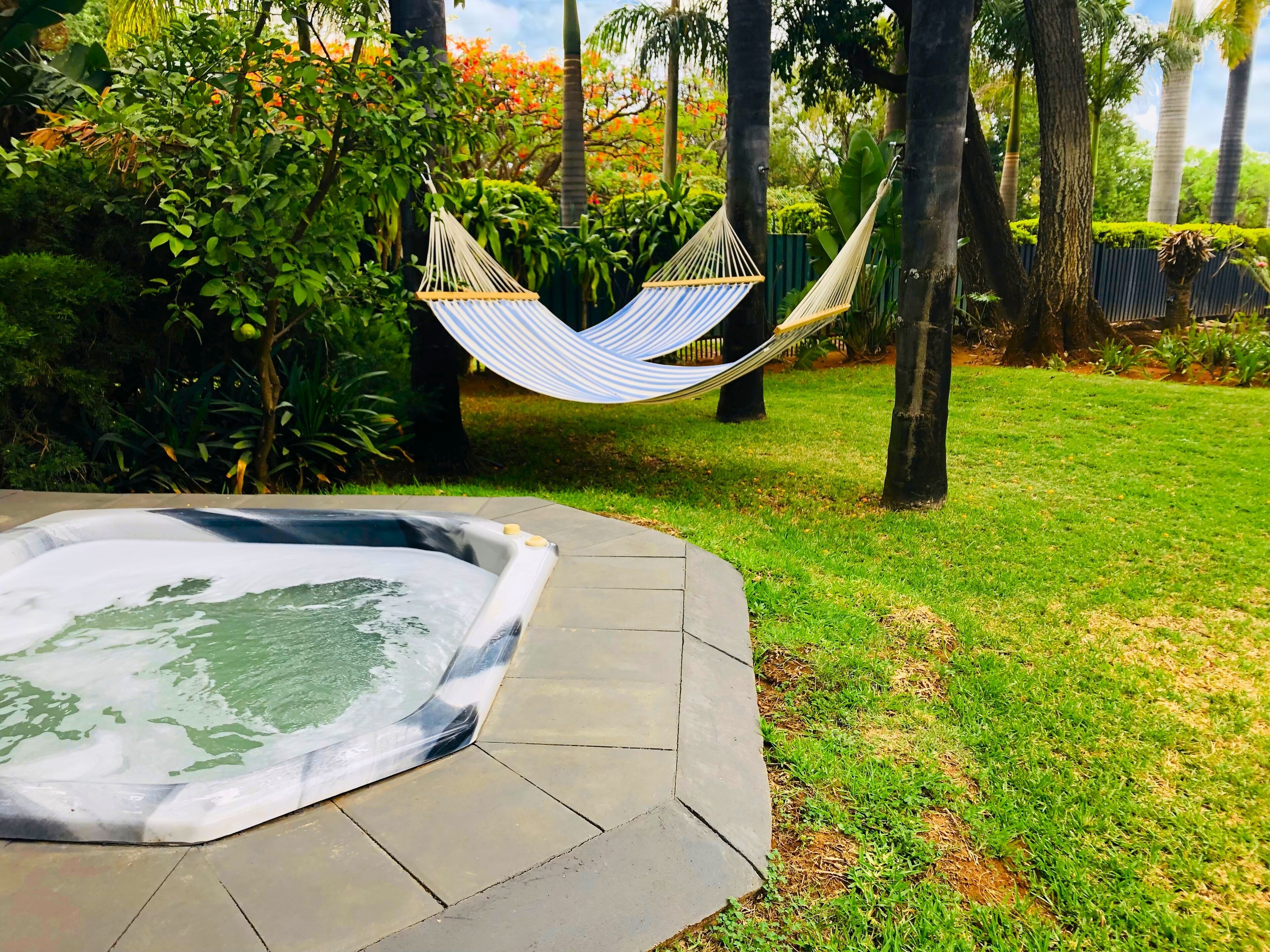 Bañera de hidromasaje al aire libre