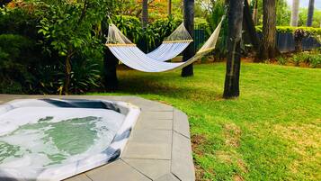 Bañera de hidromasaje al aire libre