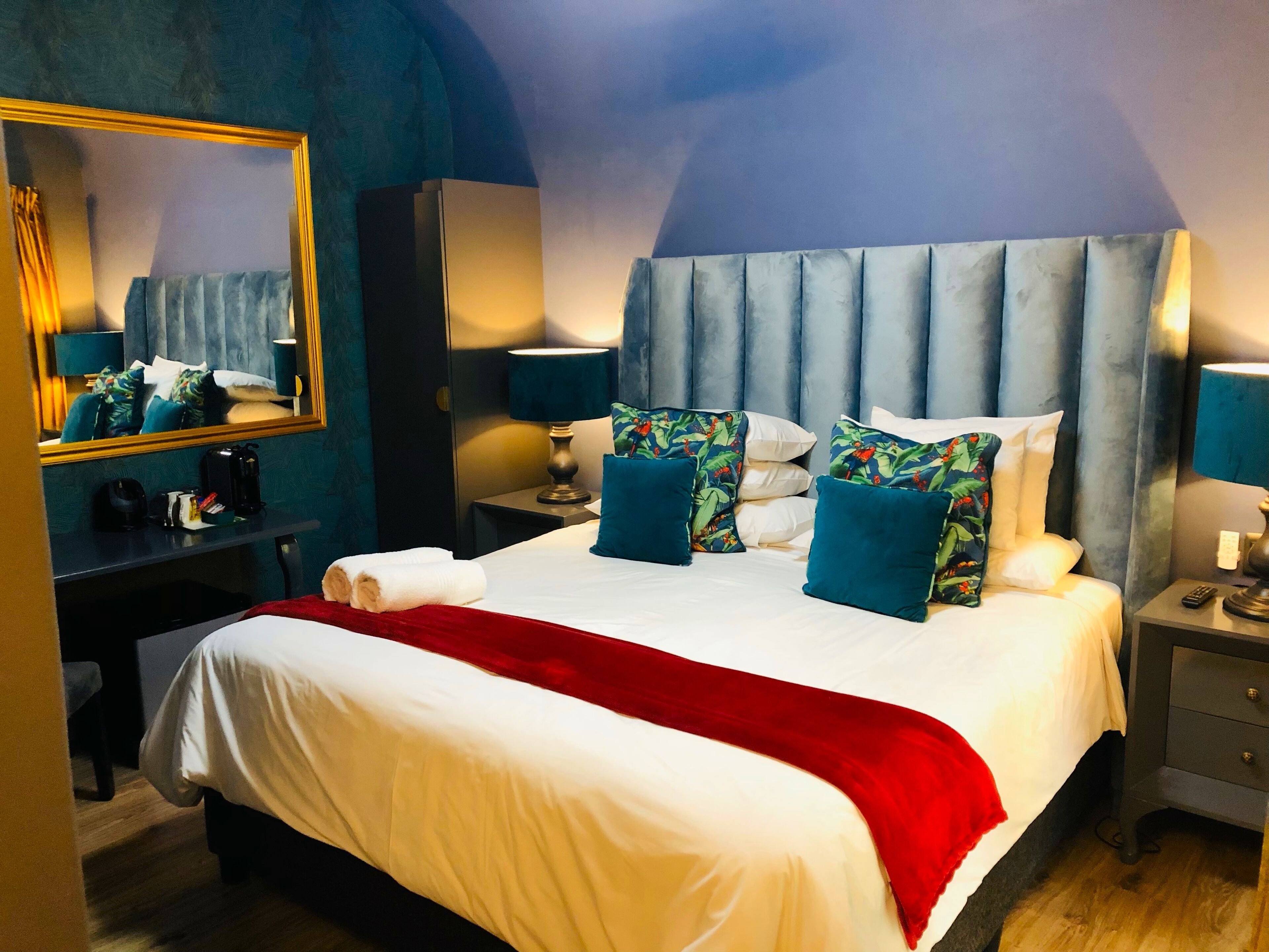 Habitación estándar | Minibar, decoración individual, mobiliario individual y escritorio