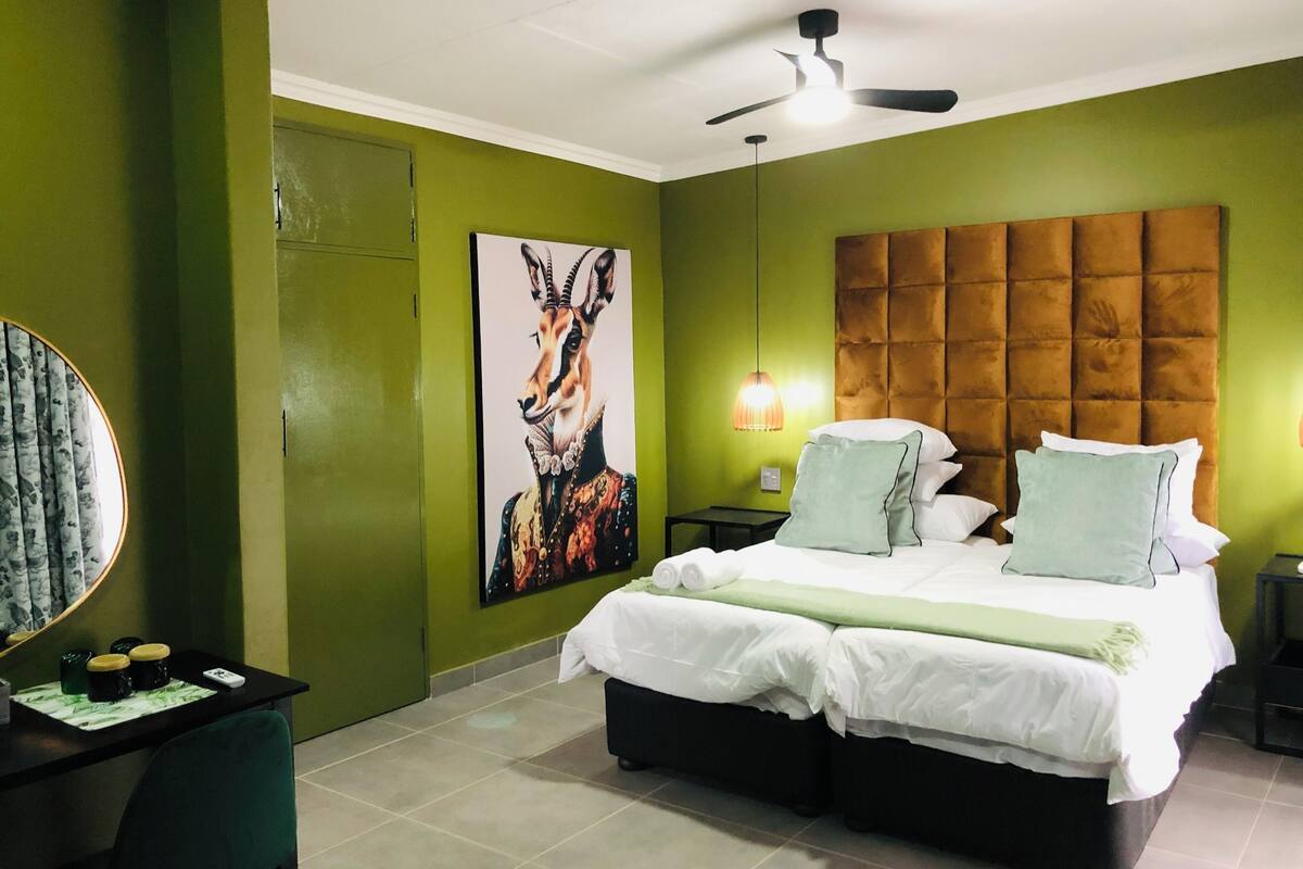 Minibar, escritorio, wifi gratis y decoración personalizada 