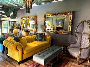 Lobby sitting area - Grafiti Boutique Hotel (Bela-Bela)
