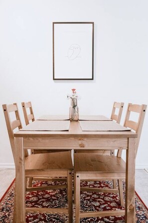 Dining - Creekside Cozy Lofted 1BR: Sleeps 4,Free Parking, Access to Trail & Near Lakes! (Whistler)