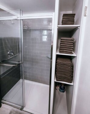 Hair dryer, towels - Creekside Cozy Lofted 1BR: Sleeps 4,Free Parking, Access to Trail & Near Lakes! (Whistler)