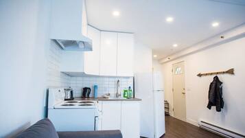 Fridge, oven, stovetop, coffee/tea maker