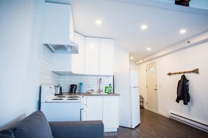 Fridge, oven, stovetop, coffee/tea maker