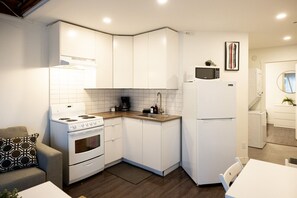 Fridge, oven, stovetop, coffee/tea maker