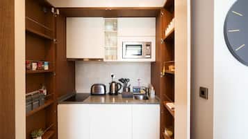 Studio Basic, 1 Tempat Tidur Double, pemandangan laut | Dapur pribadi | Lemari es, microwave, kompor, dan mesin pencuci piring
