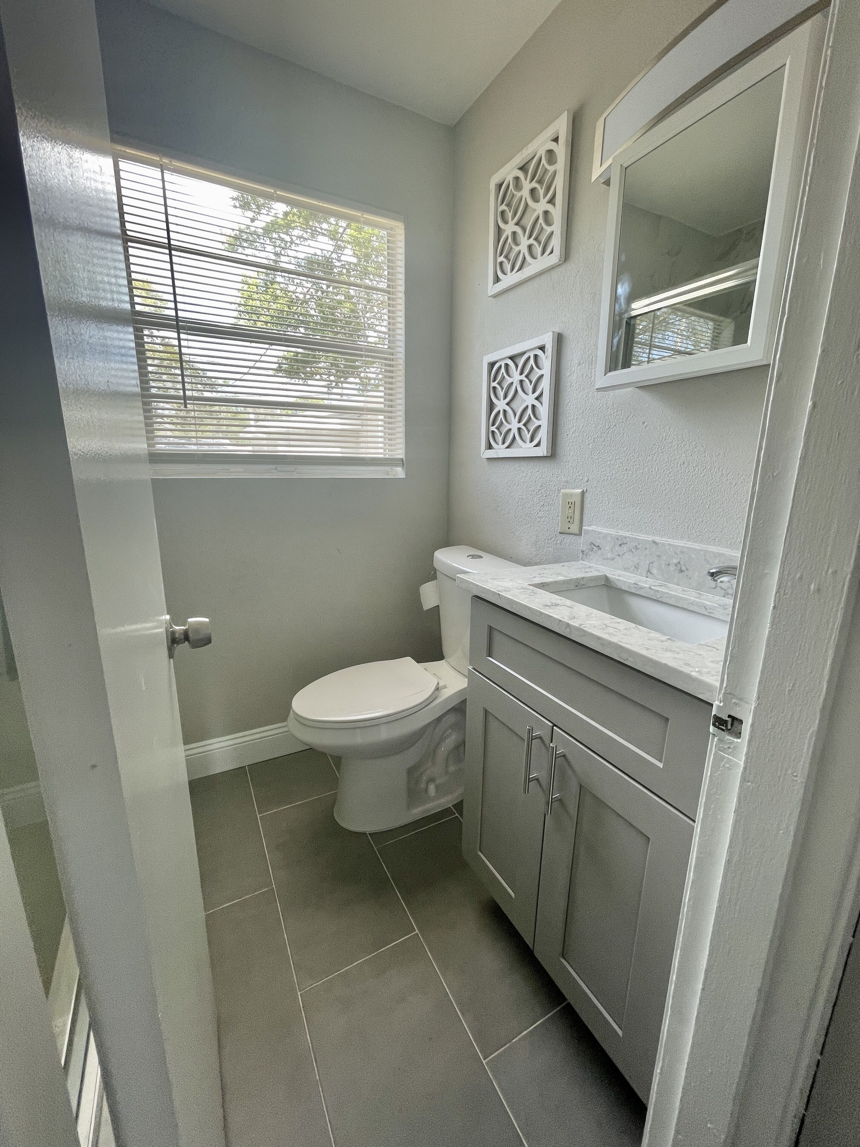 Une salle de bain équipée de toilettes, d’un lavabo et d’un meuble-lavabo.