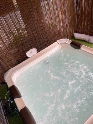 Outdoor spa tub - Romantic oasis of relaxation (Milano)
