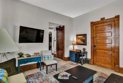 Craftsman charm King Bedroom Private Condo Unit walk to hospital & capitol
