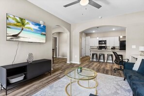 Älytelevisio, takka, pöytäjalkapallopöytä, pöytätennispöytä