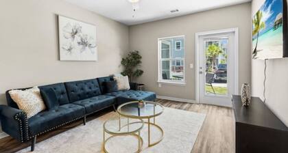 Chic 2BR/2BA Condo: Pool & More!