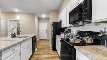 Kylskåp, mikrovågsugn, ugn och spishäll