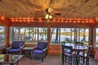 Escape to our cozy Lakeside Cabin-great sunset views-1 hour from Cities