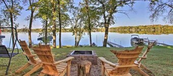 Escape to our updated cozy Lakeside Cabin-great sunset views-1 hour from Cities