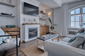 Smart TV, fireplace