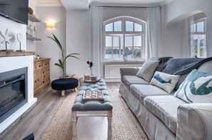 Smart TV, fireplace