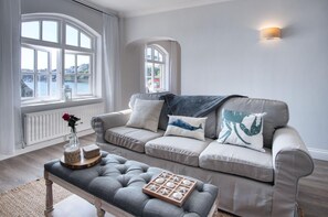 Smart TV, fireplace - The Sand Castle - 2 Bedroom Apartment - Tenby (Tenby)