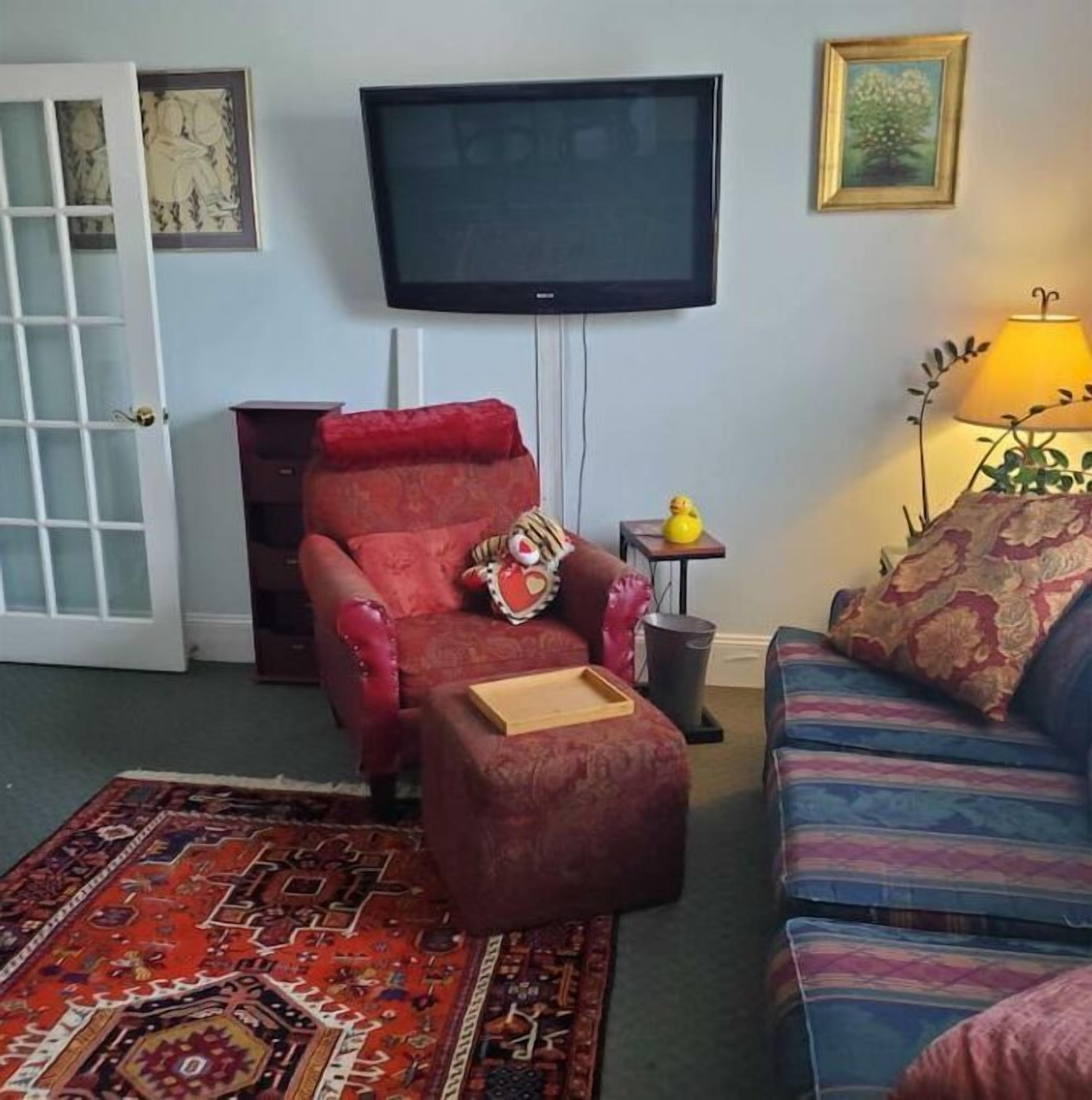 2 BR Apt. Near Hyde Park and Downtown
