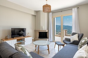 Flat-screen TV, fireplace - Horizon Apartments - Superior Apartment (Kompothekrata, Kefalonia)