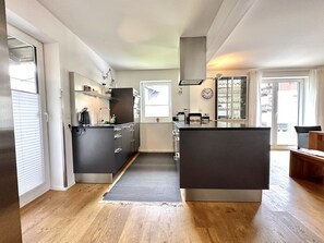 Kühlschrank, Ofen, Geschirrspüler, Wasserkocher mit Kaffee-/Teezubehör