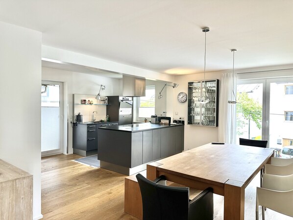 Kühlschrank, Ofen, Geschirrspüler, Wasserkocher mit Kaffee-/Teezubehör