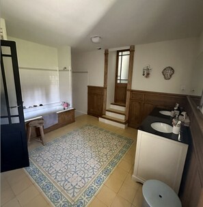 Douche, serviettes fournies, papier toilette