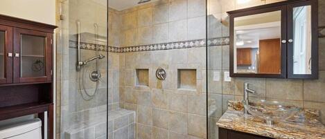 Douche, serviettes fournies, savon, shampoing