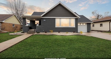 Spacious house near Lambeau and Titletown District