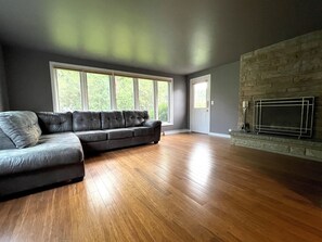 TV - Spacious house near Lambeau and Titletown District (Green Bay)