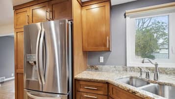 Microondas, horno y placa de cocina