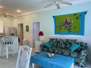 Smart TV, reproductor de DVD y libros 