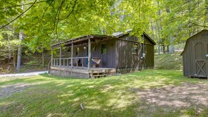 A rustic cabin with a porch and a small shed. - 2 Mi to Green Bank Observatory! Mtn-View Cabin (Green Bank)