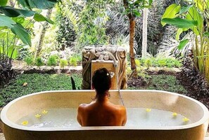 Outdoor spa tub - Atta Mesari Ubud Villa (Jalan Suweta)