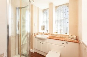 Articles de toilette gratuits, sèche-cheveux, serviettes fournies