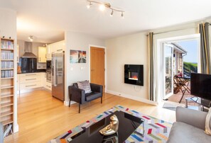 Fernseher, Kamin, Bücher