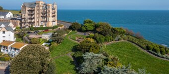 Superb sea front apartment with great sea views